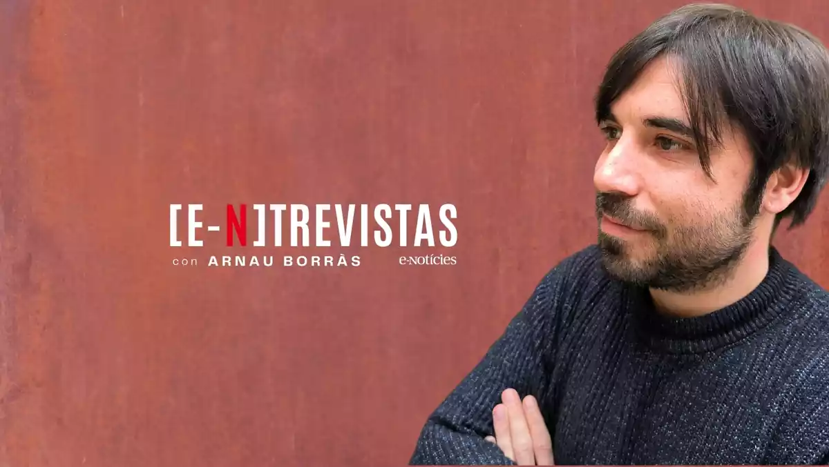 Imatge amb el logo del podcast Entrevistas i una foto del conductor del programa i director d'E-Notícies, Arnau Borràs
